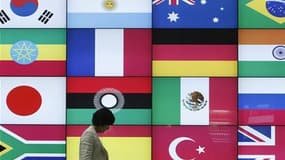 Ecran avec les drapeaux des pays participant au G20 à Séoul. Un peu plus de deux ans après son appel à une "gestion collective" des crises, Nicolas Sarkozy s'apprête à prendre la présidence d'un G20 qu'il a contribué à promouvoir comme la principale arène