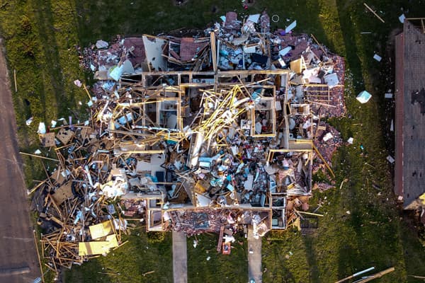 Une vue aérienne d'une maison de Rolling Fork, dans le Mississippi, détruite après le passage de tornades.