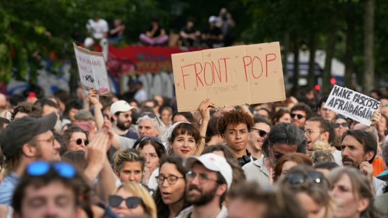Des manifestants lors d'un rassemblement contre l'extrême droite, place de la République à Paris, le 27 juin 2024.