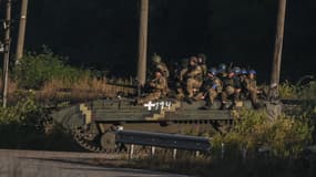 Des combattants de l'armée ukrainienne assis sur le toit d'un véhicule armé à Kharkiv, le 9 septembre 2022, alors que la Russie envahit l'Ukraine.
