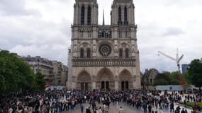La foule rassemblée devant la cathédrale Notre-Dame de Paris le 21 avril 2025, lundi de Pâques et jour de la mort du pape François à 88 ans.