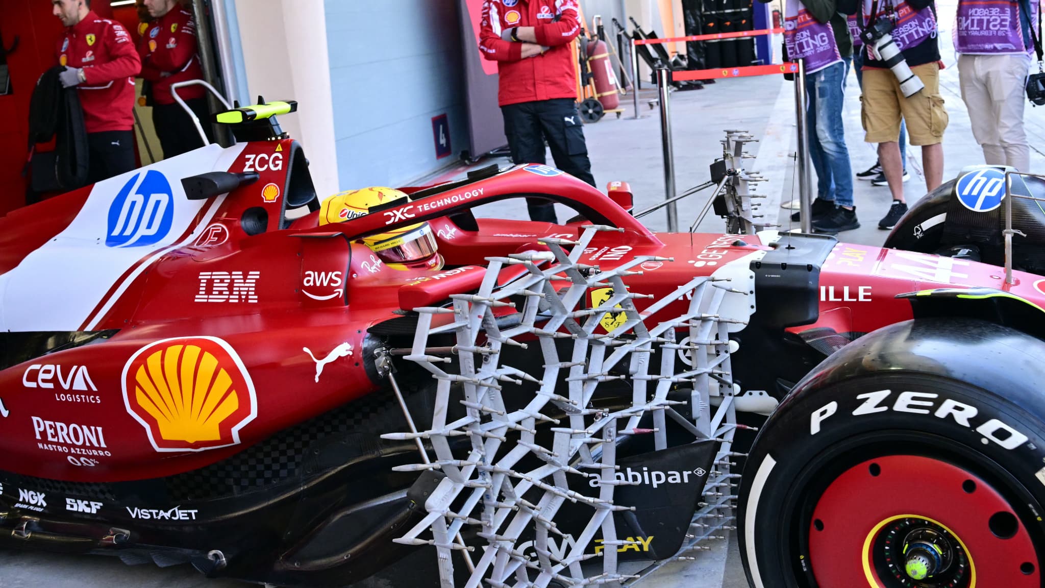 La Ferrari de Lewis Hamilton équipée d'une grille lors des essais hivernaux de Formule 1 à Bahreïn - le 26/02/2025 La Ferrari de Lewis Hamilton équipée d'une grille lors des essais hivernaux de Formule 1 à Bahreïn - le 26/02/2025