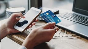 Via leur application mobile, les clients de La Banque Postale peuvent piloter en temps réel leur carte bancaire avec leur smartphone, à toute heure du jour et de la nuit.