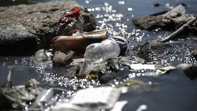 Des déchets plastiques sur les rives de la rivière Jukskei à Johannesburg, le 3 juin 2018 (Illustration)