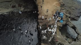 Des travailleurs nettoient les plages du Pérou après une marée noire le 22 janvier 2022