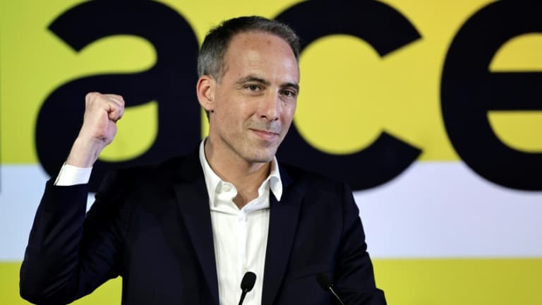 Le leader de Place Publique Raphaël Glucksmann lors du congrès de son parti, le 16 mars 2025 à Paris