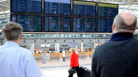 Dans l'aéroport Fuhlsbüttel de Hambourg, fermé dans la matinée mais dont la réouverture était prévue à la mi-journée. Selon les services météorologiques islandais et britannique, l'éruption du volcan islandais Grimsvötn a cessé mercredi et il ne crache pl