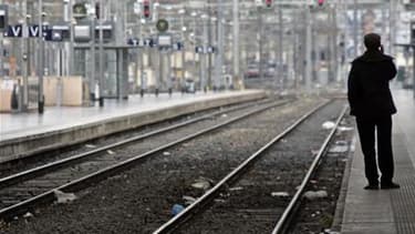 La grève des cheminots se poursuivait dimanche pour la cinquième journée consécutive sans grandes conséquences sur le trafic, à l'exception du sud-est de la France, a-t-on appris auprès de la SNCF. Après un quasi retour à la normale durant le week-end, la