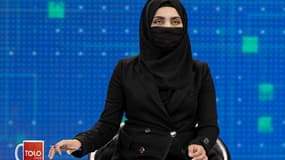 Une présentatrice de Tolo News, Thamina Usmani, apparaît à l'antenne le visage couvert après que des présentatrices afghanes avaient défié l'ordre des talibans aux femmes de se couvrir le visage en public, le 22 mai 2022