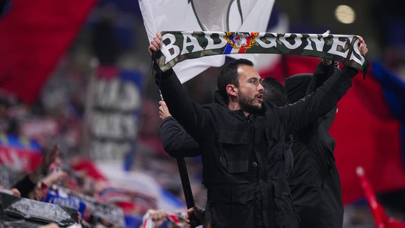Un supporter lyonnais qui brandit son écharpe des Bad Gones lors du match d'Europa League entre l'OL et le FCSB, au Groupama Stadium en mars dernier.