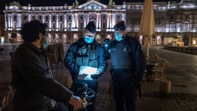La police française contrôle le respect du couvre-feu à Toulouse, le 24 octobre 2020