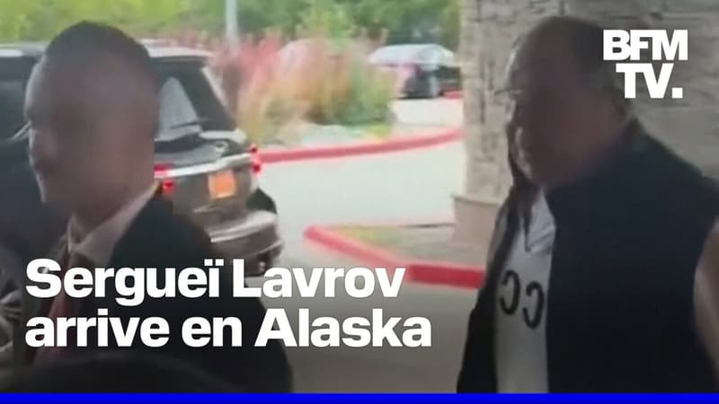 Le ministre russe des Affaires étrangères arrive en Alaska avec un pull floqué 
