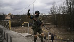 Un soldat ukrainien le 13 mars 2022 à Irpin, en Ukraine