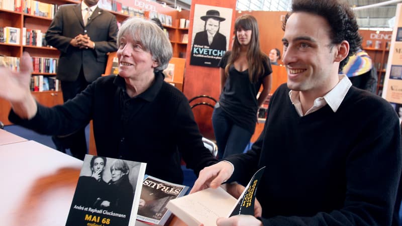 André Glucksmann et son fils Raphaël réunis au Salon du livre de 2008 pour leur livre "Mai-68 expliqué à Nicolas Sarkozy". 