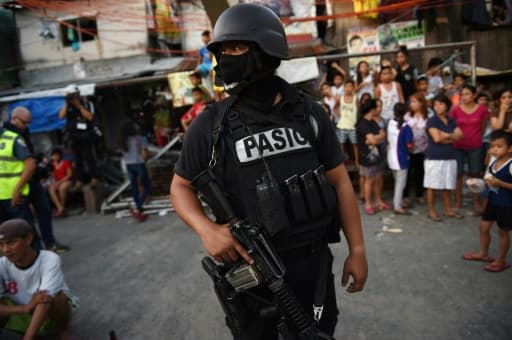 Un membre des forces spéciales philippines lors d'une opération anti-drogue, le 9 novembre 2016 à Manille Un membre des forces spéciales philippines lors d'une opération anti-drogue, le 9 novembre 2016 à Manille