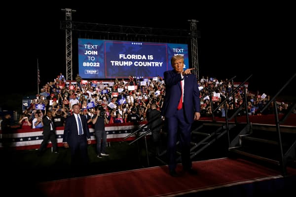 Donald Trump en meeting pour les primaires républicaines de 2024, à Hialeah, en Floride, le 8 novembre 2023