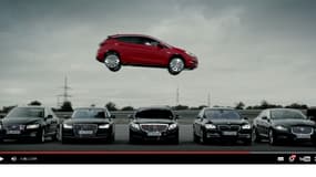 Dans ce spot de pub, Opel met en scène des limousines de marques concurrentes pour magnifier sa nouvelle Astra.