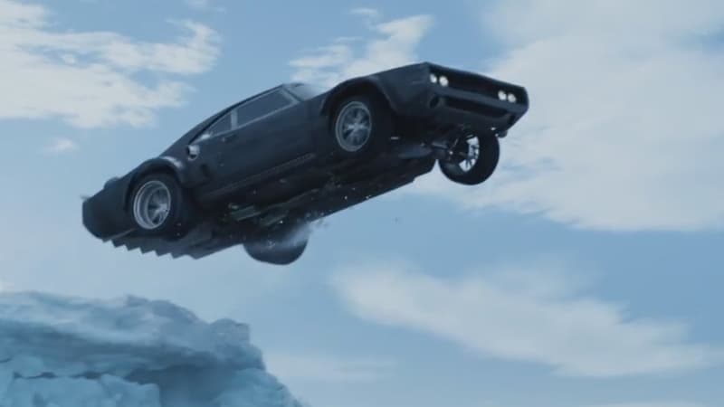 Dans la bande-annonce de Fast &amp; Furious 8, on peut voir la Dodge Charger de Dom échapper à un missile en sautant au-dessus du sous -marin lancé à sa poursuite... rien que ça.
