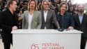 Le réalisateur australien Andrew Dominik (au centre) en compagnie de l'équipe du film "Cogan - La mort en douce", présenté lors de la 65e édition du Festival de Cannes et qui évoque le milieu des truands face à la crise. De gauche à droite : Ray Liotta, B