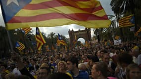 Des militants de l'indépendance de la Catalogne écoutent le discours de Carles Puigdemont le 10 octobre 2017
