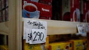 Une l'étiquette de prix d'une boîte de thé qui a été modifiée à plusieurs reprises dans un supermarché de la province de Buenos Aires (Argentine), le 22 novembre 2023.