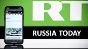 Un smartphone affichant le site Web de RT, anciennement Russia Today