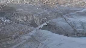 Le pont de l'ancien village de Tignes, en Savoie, le 11 avril 2024