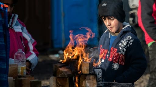 Un enfant kurde dans le camp de migrants de Grande-Synthe, près de Dunkerque, dans le nord de la France, le 23 décembre 2015 Un enfant kurde dans le camp de migrants de Grande-Synthe, près de Dunkerque, dans le nord de la France, le 23 décembre 2015
