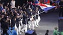 Teddy Riner brandit fièrement le drapeau de son pays lors de la cérémonie d'ouverture des JO 2016