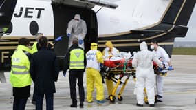 Un patient Covid transféré depuis l'aéroport d'Orly vers un hôpital de Bordeaux le 14 mars 2021.