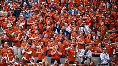 Les spectateurs vêtus du t-shirt "Merci Rafa" le 25 mai 2025 dans les gradins du court Philippe-Chatrier