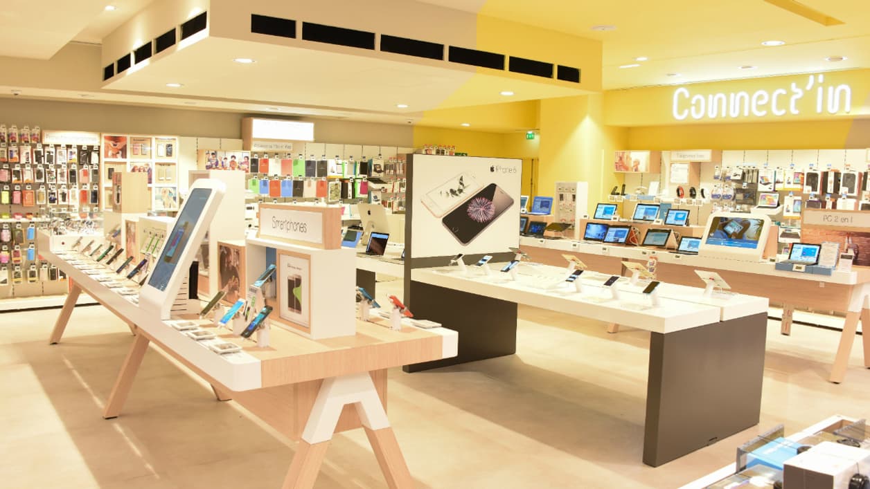Des meubles en bois clair pour le Boulanger qui rappelle le design des Apple stores Des meubles en bois clair pour le Boulanger qui rappelle le design des Apple stores