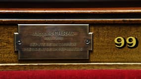 La plaque commémorative en hommage à Jacques Chirac, à l'Assemblée nationale.