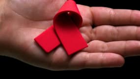 Le ruban rouge, symbole de la lutte contre le virus du sida. -