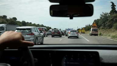 A bord de la "voiture trafic" du journaliste de Radio Vinci Autoroutes Denis Costat, dans un embouteillage près d'Orange, dans le sud-est de la France, sur l'autoroute A7, le 16 août 2024. Photo d'illustration