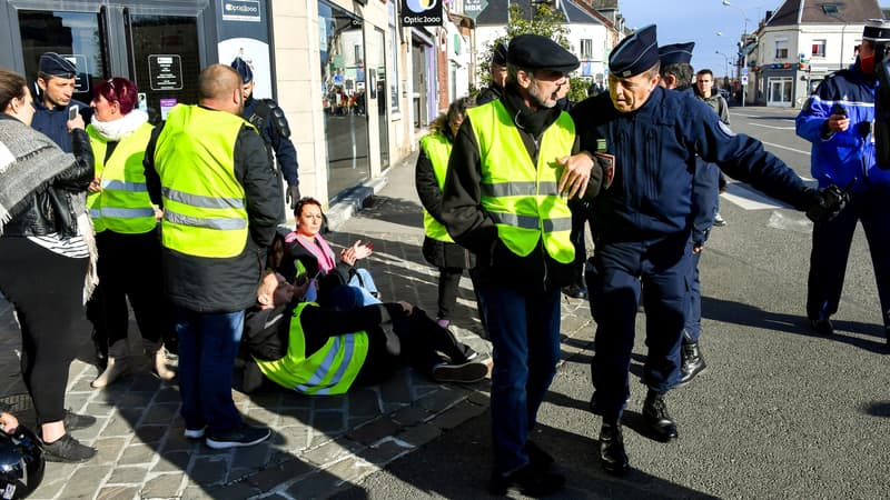 Des forces de l'ordre évacuent des manifestants vêtus d'un gilet jaune dans le cadre d'un rassemblement contre la hausse des prix des carburants, le 9 novembre 2018 à Albert, dans la Somme.