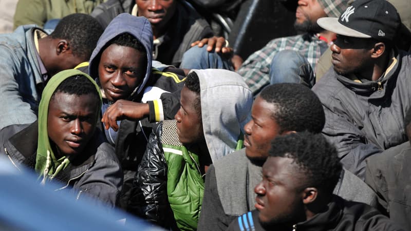 Des migrants recueillis par les garde-côtes italiens le 15 avril (illustration).