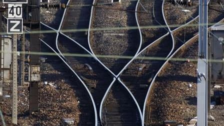 Un double train à grande vitesse venant de Montpellier via Lyon, dont l'une des rames était à destination de Nantes et l'autre de Rennes, sont arrivés dimanche à mauvaise destination. A Massy, en Essonne, les deux rames jumelées ont été séparées et interv