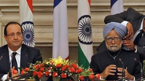 François Hollande et le Premier ministre indien Manmohan Singh, à New Dehli. Le président a entamé jeudi une visite d'Etat à forte dimension économique en Inde, où il a dit vouloir "élargir" un partenariat déjà "exceptionnel", même si peu de contrats devr