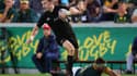 Beauden Barrett, ballon en main, file entre les doigts des Sud-Africains en octobre dernier.