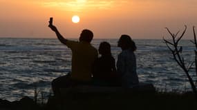 Selfie familial sur la plage à Colombo, au Sri Lanka, en juillet 2016