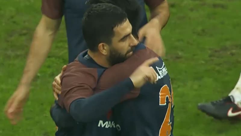 Arda Turan félicité après son but