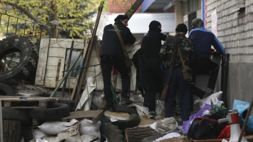 Des militants pro-russes derrière une barricade à Slaviansk, Est de l'Ukraine, le 19 avril.