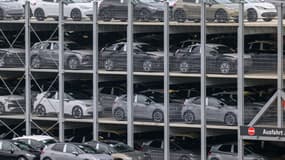 Des voitures neuves de différentes marques du groupe Volkswagen sont garées dans un parking couvert de l'usine Volkswagen de Zwickau, à l'est de l'Allemagne, avant leur livraison (photo d'illustration).