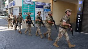 Des soldats de l'armée libanaise avancent dans la zone de Tayouneh, dans la banlieue sud de la capitale Beyrouth, le 14 octobre 2021, après des affrontements suite à une manifestation de partisans du Hezbollah et du mouvement Amal. 