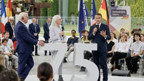 Le président français Emmanuel Macron (2eD) et son holomogue allemand Frank-Walter Steinmeier (G) participent à la "Fête de la démocratie" qui célèbre le 75e anniversaire de la Constitution allemande d'après-guerre, le 26 mai 2024 à Berlin