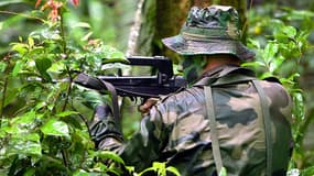 Un légionnaire du 3e REI (Régiment Etranger d'Infanterie) s'entraînant au combat, le 15 avril 2005