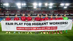 Comme en mars dernier, les joueurs de la Norvège ont affiché un message appelant au respect des droits de l’homme des migrants travaillant sur les chantiers de la Coupe du monde, mercredi avant son match face aux Pays-Bas (1-1). 