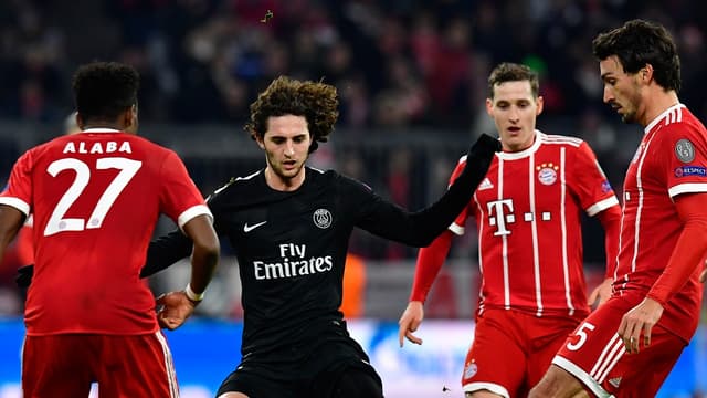 Adrien Rabiot entouré par les joueurs du Bayern