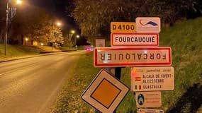 Le panneau d'entrée de ville de Forcalquier (Alpes-de-Haute-Provence) retourné par les agriculteurs en colère, le matin du mardi 21 novembre 2023